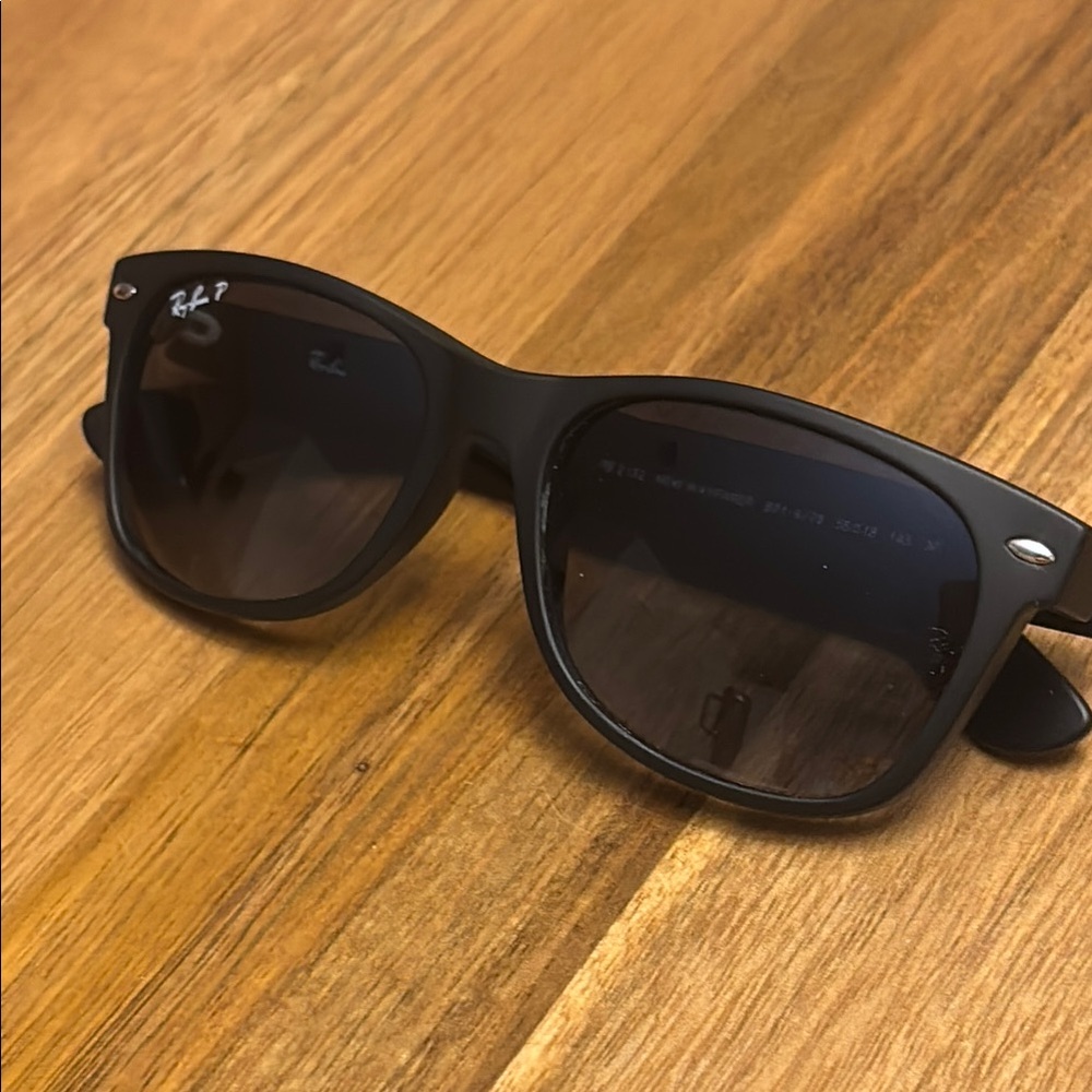 NEW WAYFARER CLASSIC FRAME
Matte Black
LENSES
Blue/Grey